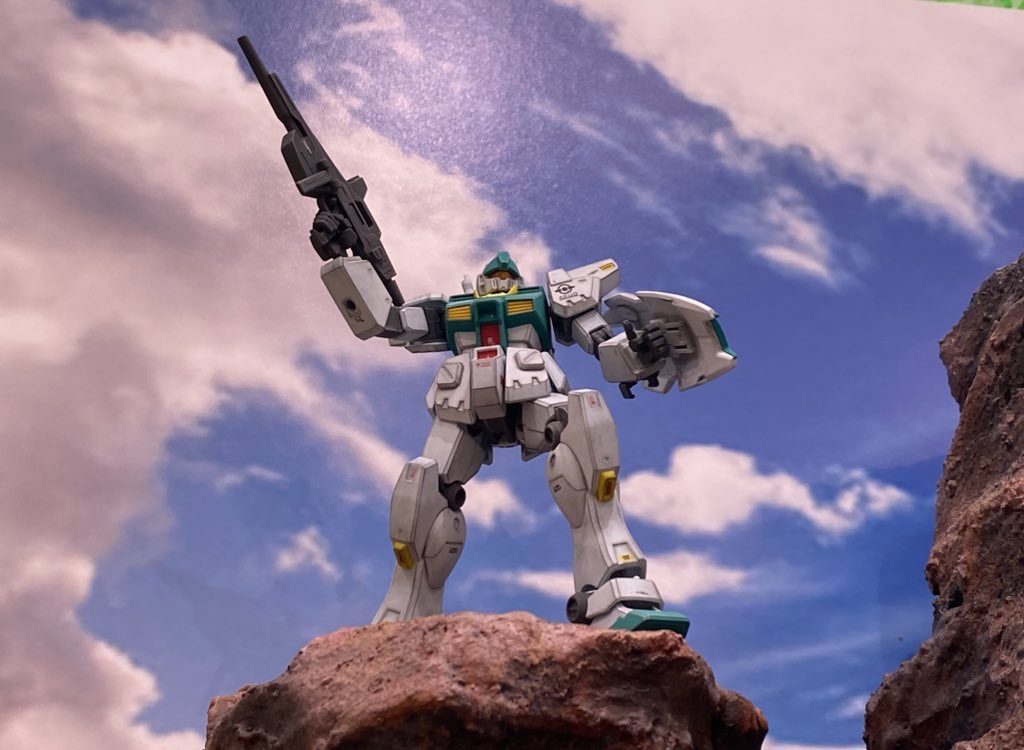 腰アーマーは分離して左右独立して可動します。