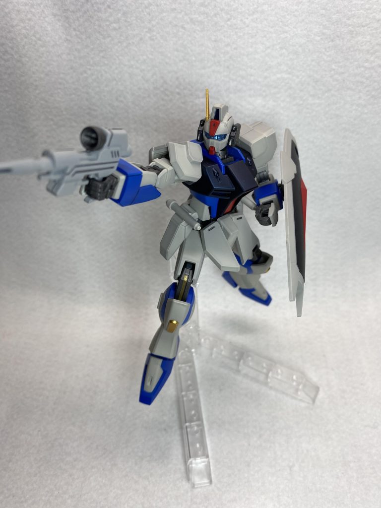 ダガー単体でも活動可能！基本装備のビームライフル、ビームサーベル、シールドを装備