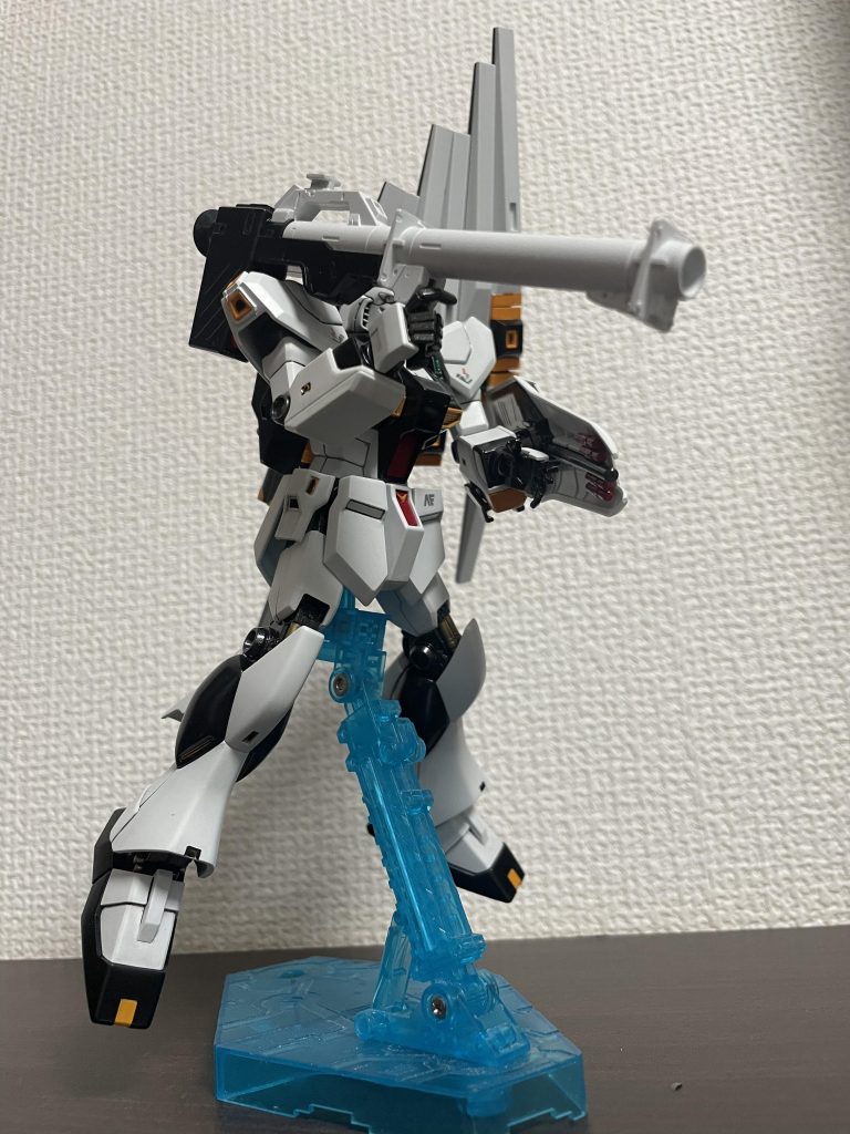 バズーカーを構えるνガンダムはなかなか見れないかなと思い持たせてみました。