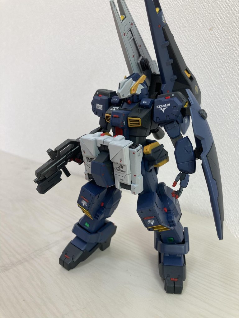 フロントショットです。脚部の放熱フィン（？）と頭部アンテナはゴールドで光沢仕上げです。あと、肩アーマー、二の腕と腕部分、胸部、膝にそれぞれプラ板貼り付けました。全然目立ってないけど‥‥【使用塗料一覧】（クレオス）ティターンズブルー1,2UG15 MSファントムグレーC109 キャラクターイエロー68 モザンレッドサーフェイサー1500ブラック（タミヤ）LP19ガンメタル　XF-3 フラットイエローXF16 フラットアルミX7 レッド（ガイアカラー）メカサフヘビーアルティメットホワイトスターブライトプラス
