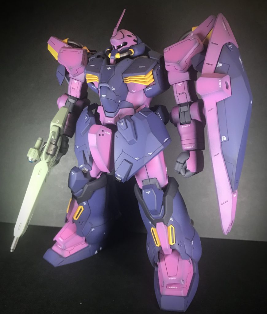 ライフル装備。筋彫りは前回作ったf02型に合わせて作成。ハンドパーツの握り手はロボマニに置き換えました。塗装時はこのパープルピンクっぽい色がイメージに合わなかったのですが艶消ししたら良い感じになって良かった…