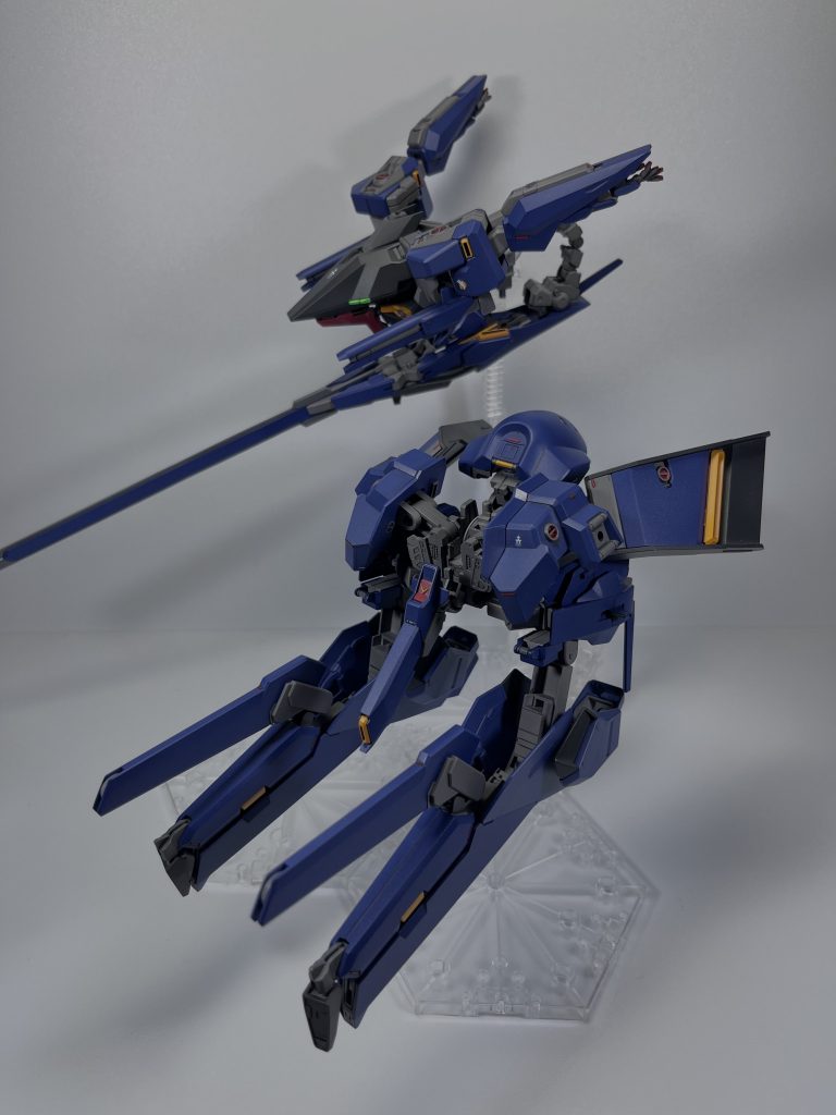 脚部ロール軸で回転させて前方に向けます。