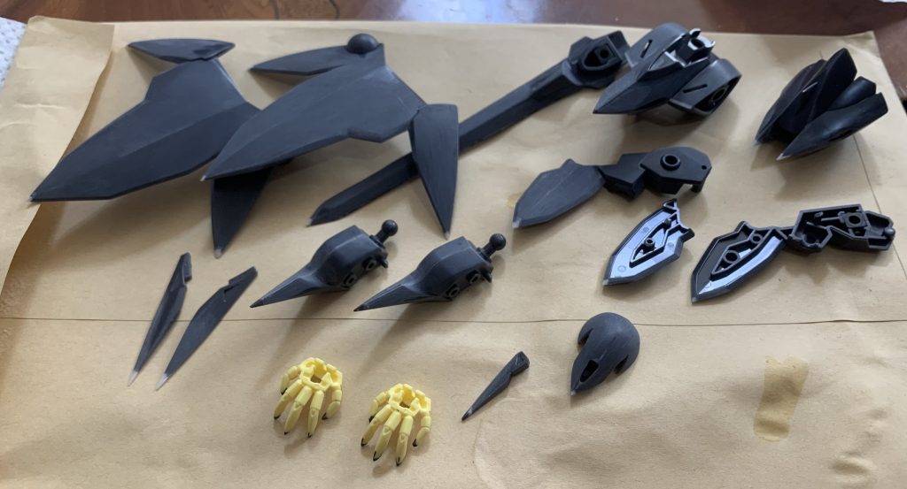 各所シャープ化の後、白いのはプラ棒の貼り付けで黒いのは瞬着を盛ったところになります。