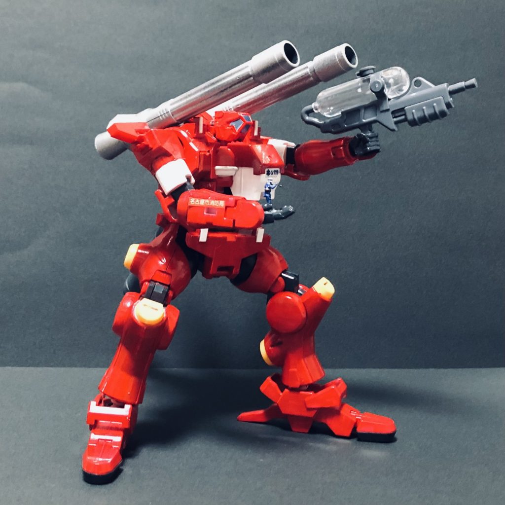 東日本大震災クラスでの大規模コンビナート火災等に対応するため単機でも高性能。他のコマンドユニット車と同じく、機体後部の油圧式水中ポンプを自然水利等に設定することで、最大毎分8000Lの大量放水を実現。またサポートユニットの150㎜延長ホース車と連携することで最大1kmの範囲へ毎分4000Lの送水を可能にしている。(※ちなみに「ハイパードラゴンコマンドユニット」は実在する特殊消防チームです!😊)