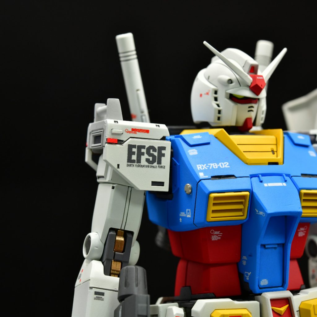 腕の関節はプライマーを吹いてパールカッパーで塗装して情報量をアップ。