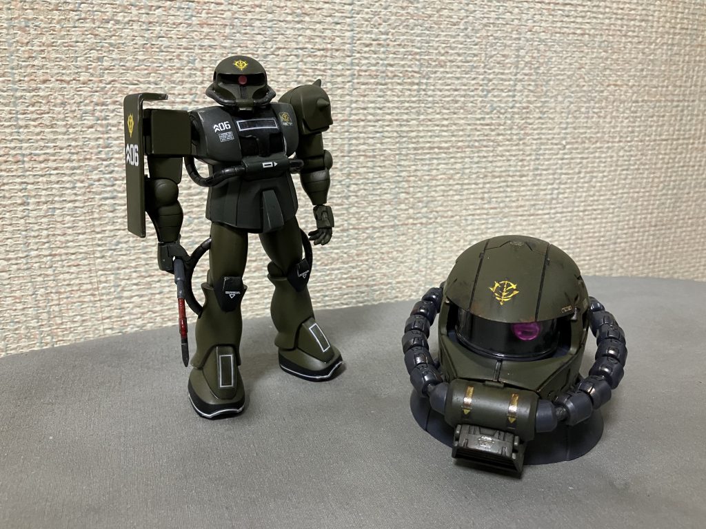 同時に作成した旧キットの300円ザクと記念撮影。その差は約40年。デザインがだいぶ変わってますね😁