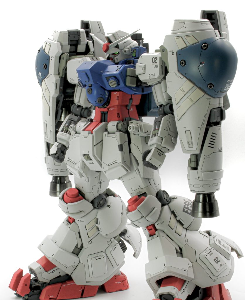 制作前全体的に細身と感じたので、アウトラインを変更。肩のフレキシブルスラスターアーマーの接続部に説得力がなかったので新規でパーツを製作いたしました。