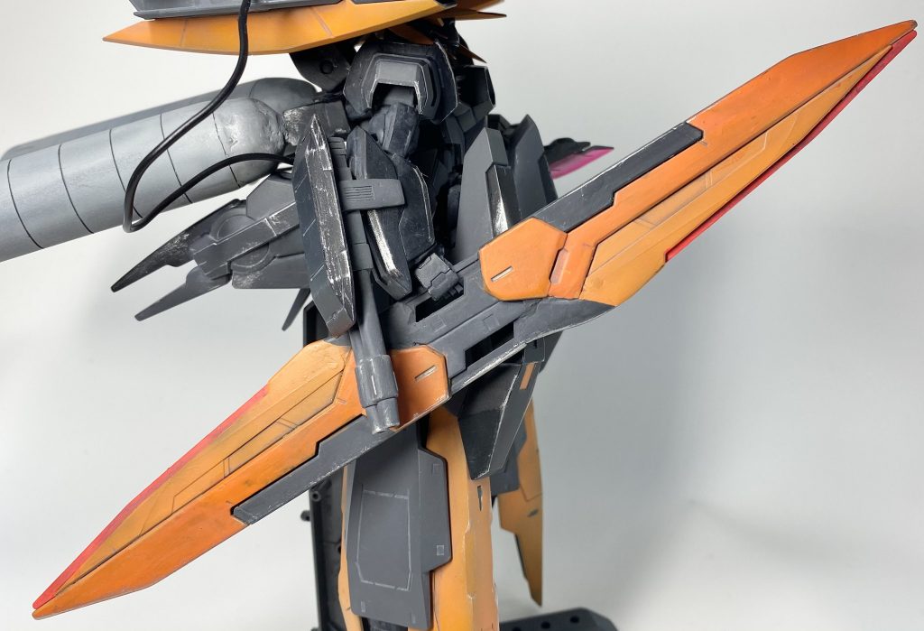 逆側の腕の武器の拡大した物です。腕の2連装の武装はビーム・ライフルや実弾ではなくフラッシュ弾です。敵の目をくらまして敵に近づいて近接攻撃をするための武装であり敵から逃げる武装でもあります。