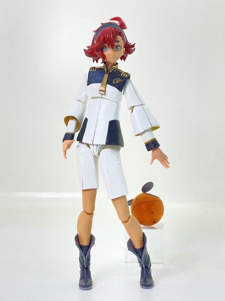 全塗装ですが、成型色とだいたい同じ色でベタ塗りなのでよく分かんないですね。ブーツのグレーや袖の中のゴールド、ヘアバンド、ハロのグレーは一応分かるかな。工作は以下の箇所のみ胴体脇腹とズボンの合わせ目消し胴体黒部分の後ハメ加工ズボンの裾のフチを削って薄くハロの合わせ目消しハロに重りを入れて、転がりにくく普通、衣服は体側に縫い目があるはずなので、「これは合わせ目じゃなくて、縫い目じゃないの?」って思うんですけど、縫い目はなぜか正面や背面の中央みたいなんですよね。ズボンは正面のみだってりして、アドステラの縫製には現代の常識は通用しない様です。