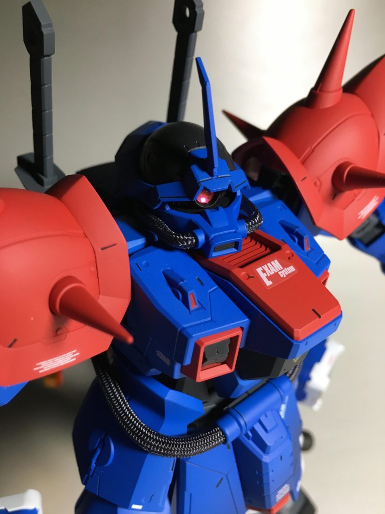 モノアイはH・アイズにて。裏から付属のシールを貼り付けてあります。