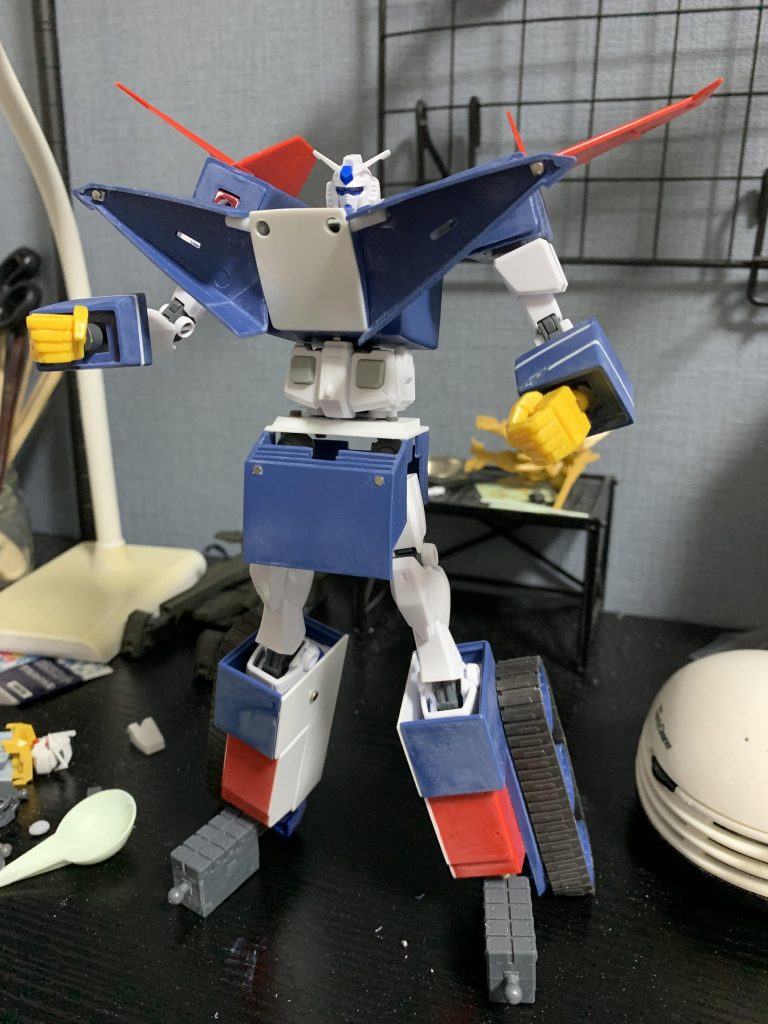 Gファイターをロボに変形させて、さらにガンダムとグレート合体。構想は決まっていましたが、ギミックを考えるのに一苦労。グレート合体時をメインにまるでパズルのようにしばらく組み合わせパターンを試行錯誤していました。