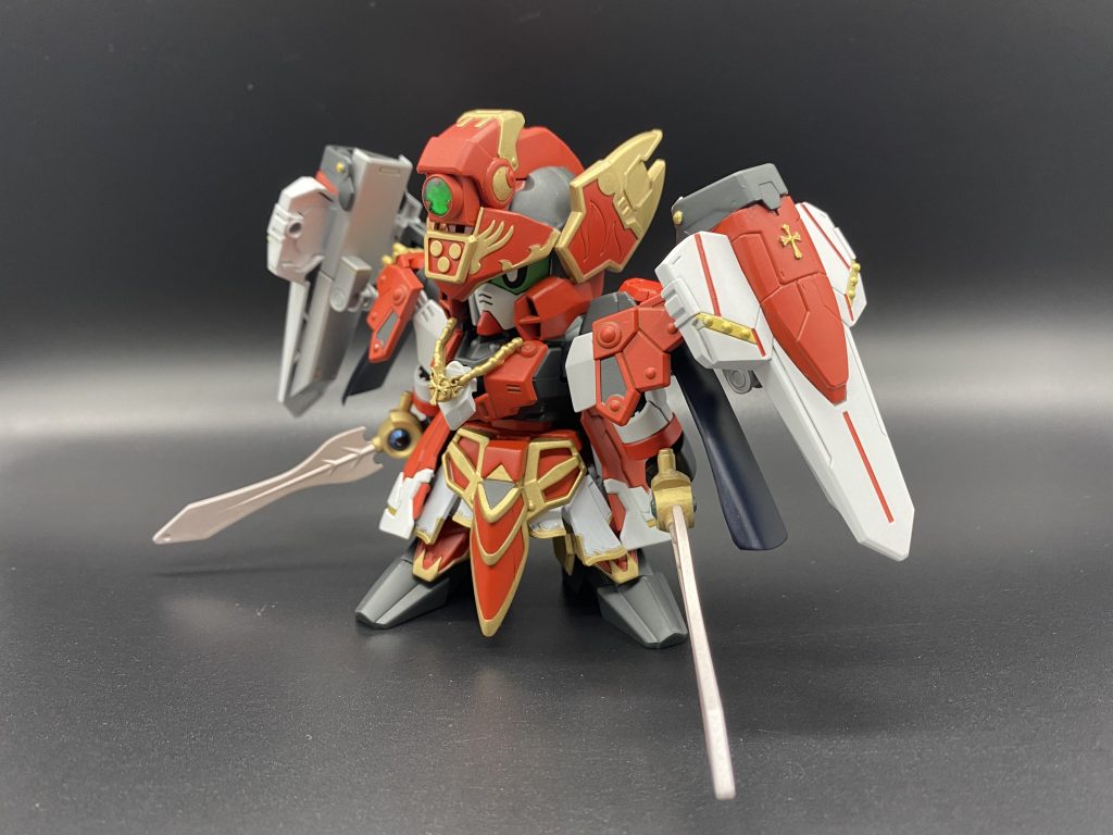 騎士なので背面に剣とシールドを装備。その名も儀礼用武具「ヴァーミリオンズ」！シールドはバトルアームアームズ、剣は武者ガーベラガンダムのパーツを流用しています。