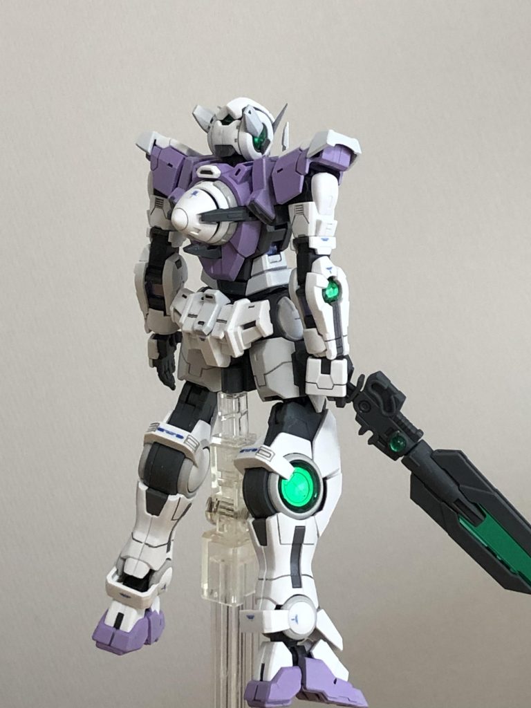 リアビュー。こちらもスッキリした印象。武装はクアンタのGNソードⅤです。一部パーツをオミットしています。しかし刃の部分が長くて写真からはみ出ますね。