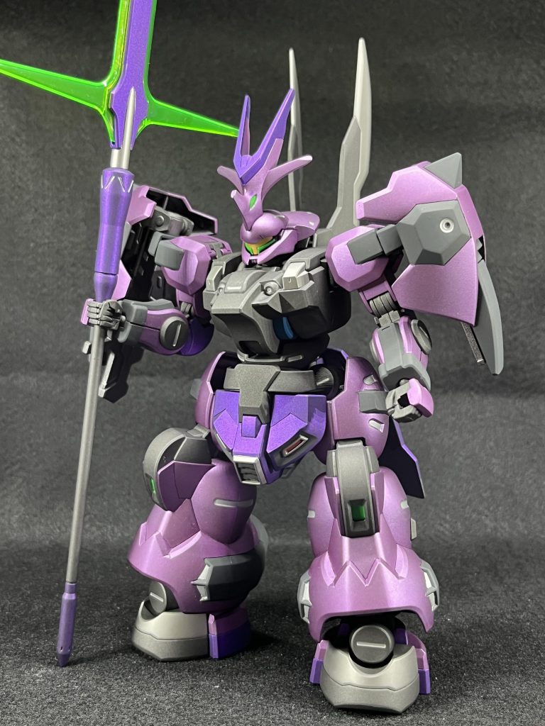 まずは正面立ち画から前作(https://gumpla.jp/hg/1183201)から設定以上に色を足して塗り分けを始めてみましたが、今作では苦手な彫り起こしやマスキングをしながら全身に色を増やしてみました。 頭の羽根飾りは自分の美的センスに合わないので付けませんでした!何なんだ、あれは!( ゚д゚)