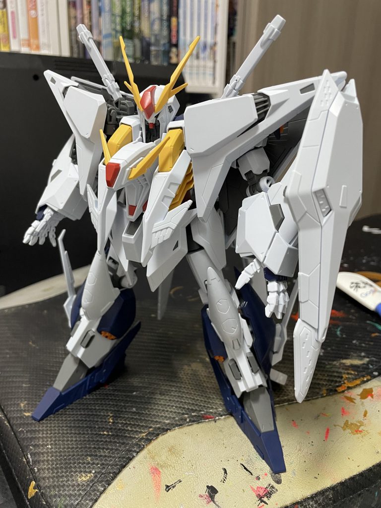 素組みです。改めて見るとめっっっちゃ白いですねwスタイルも少しずんぐりしています。肩のデカいパーツとかがディテール全然なくてのっぺりしているので、やっぱり筋彫りやってみてよかったですね。