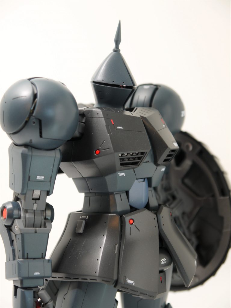 ガンダム的なディテールと、永野メカ特有のディテールを色々と追加しています。スカートの下端にはMHのようなスリットをたくさん彫り込みました。黒いので目立ちませんが…。モノアイには、100均で購入してきたクリスタルカットされたビーズを使用しています。かなりキラっと光を反射してくれるので、MHのような目つきにも見えます。