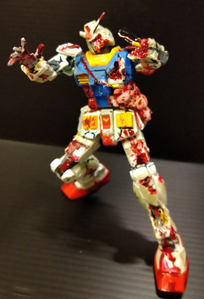 ポーズ1左手、左足には配線の切れ端などを差し込んで機械的なダメージを再現してみました。