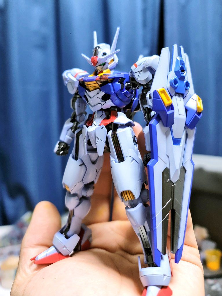 という訳でガンダムエアリアルでした。塗装はエイザーブルー+パープル下地▶ホワイト+下地カラーちょい入れの薄いブルーベースグラデパープルバイオレット下地▶EXAMブルー1+パープルバイオレットのあんまりわからないくらいグラデ黄色はピンクサフ▶パールビビットオレンジ+スターブライトブラス関節のメタリックはスターブライトアイアンです。仕上げは光沢クリアを軽く吹いています見ていただいてありがとうございます😆✨