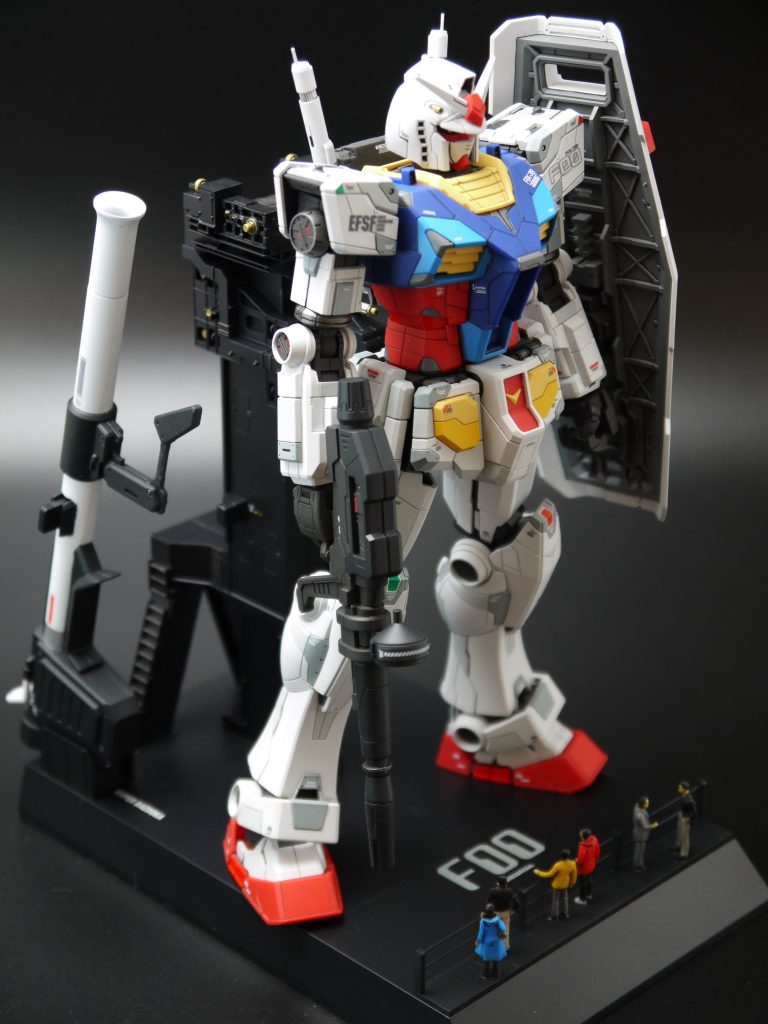 ドックも部分塗装をして、デカールを貼り、トップコートしてあります。また、バズーカを置けるように台を追加しています。