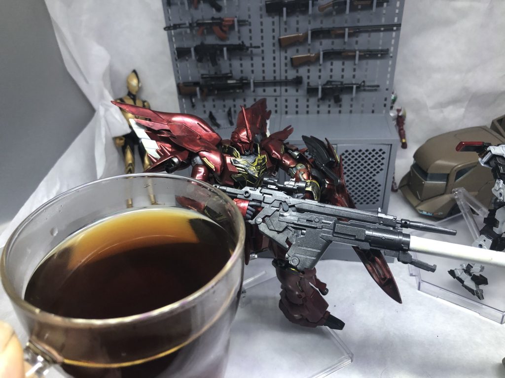 完成したガンプラ眺めながら飲むコーヒーは美味い。イタリアンローストがオススメ