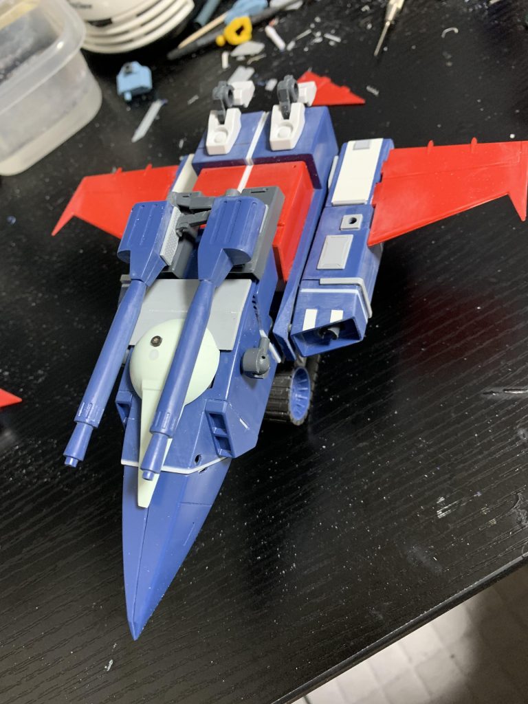 かたちが決まったら旧キットベースの Gファイターパーツをひたすらディテールアップ。旧キットベースなので塗り分けも全部マスキングで大変でした。