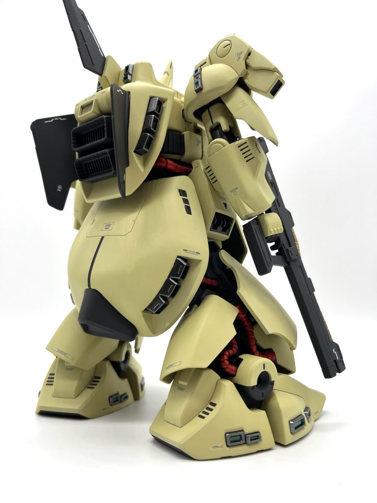 動力パイプは最近お気に入りのマットキャンディで仕上げました。背中の羽?みたいなのとリアスカートのバーニアはフレーム色で塗装しました。手抜きのつもりだったんですが、個人的にこっちの方がいいなぁと思いました笑