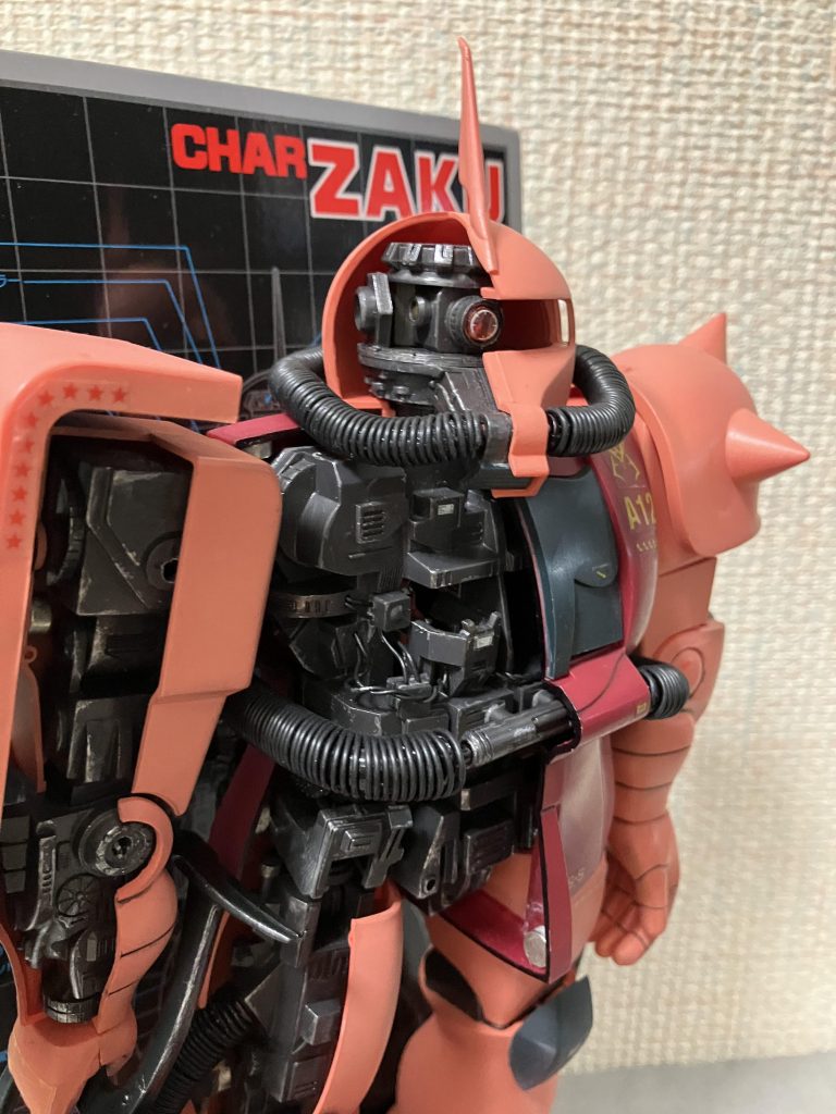 素組みですが、機械部には強めのドライブラシ、動力パイプには100均のビニール線をグルグル巻きにして、出来るだけ当時の作例のイメージに近づくよう頑張ってみました😅マーキングは昔ゲットしたPG用のシールを活用。100均の磁石で外装を脱着式にしています。