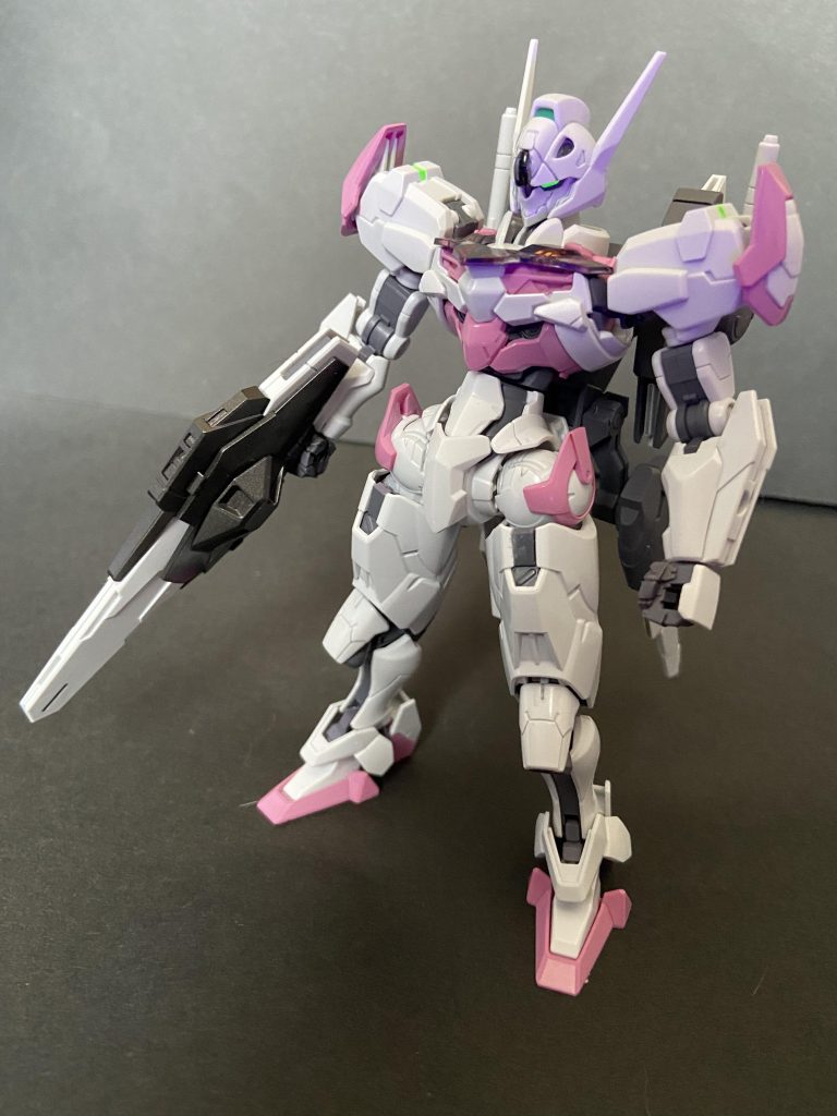 カメラアイを蛍光塗料で塗ったのでブラックライトで光ります。私の好みで淡いピンクにしました！可愛い✨膝に塗装剥げちゃった部分がありますがゆるして