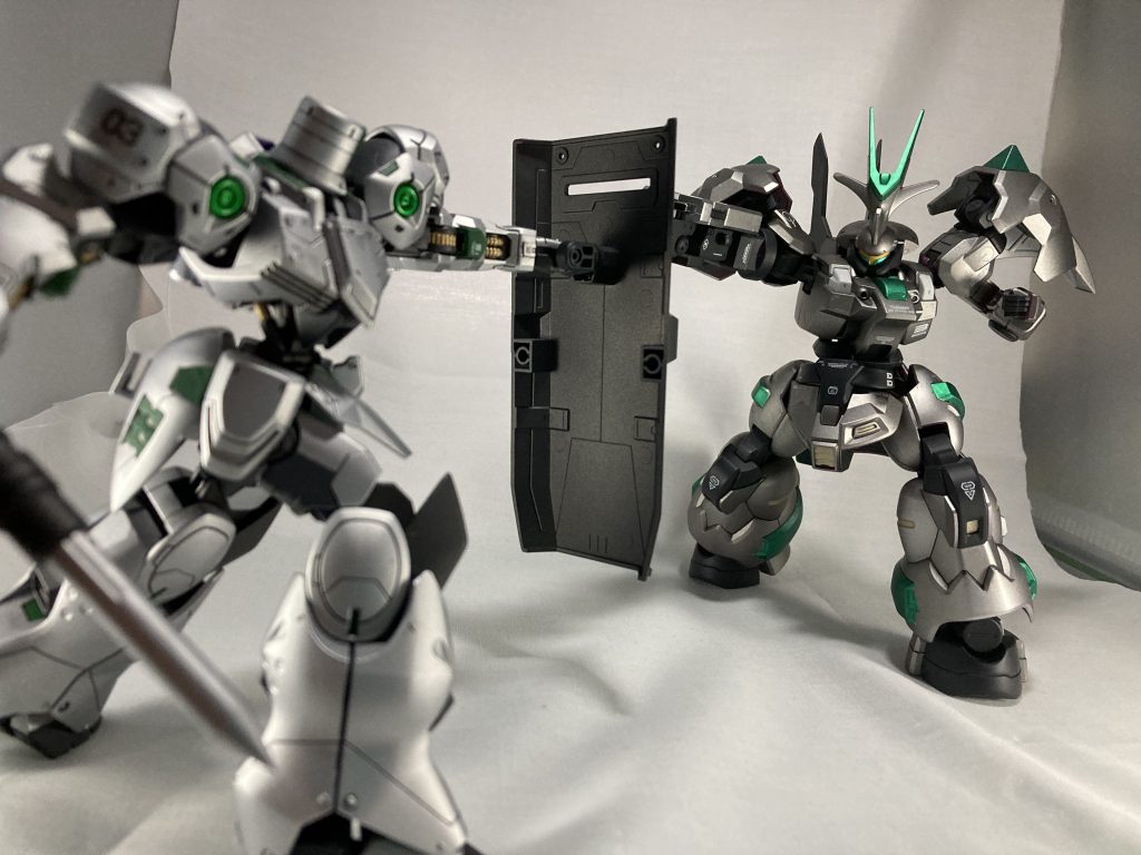 兵装を貸してくれた過去作先輩とバトルシーン風、手前の過去作と違って今回は銀にほんの少し黒を混ぜたおかげかなんとなく鎧が重そう