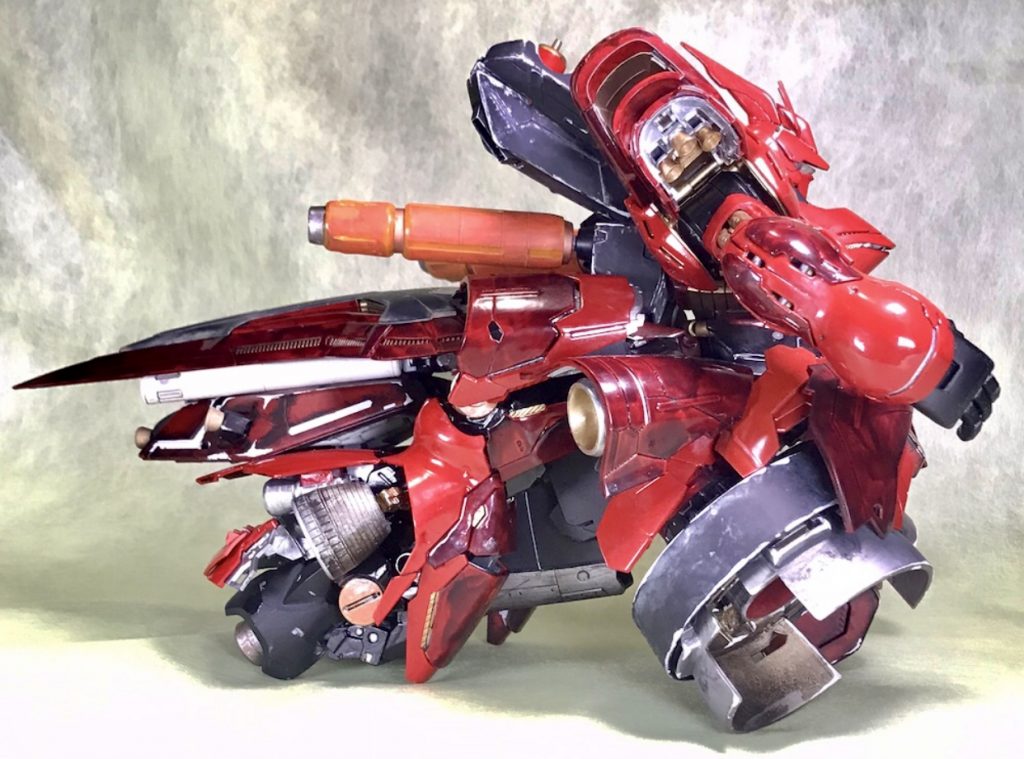 鳩モード右腕側真っ赤の部分は以前F1のフェラーリをイメージして塗装したものです。飾る時に飽きたら左右反転すれば印象が変わるのも面白いかと思い、右側は追加塗装せずに左右非対称です。シールドをどうしようかと腰に使用したら一気に鳩感が出ました。