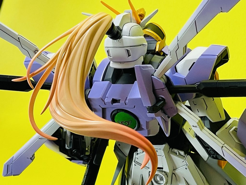 特徴的な髪は、美プラから。