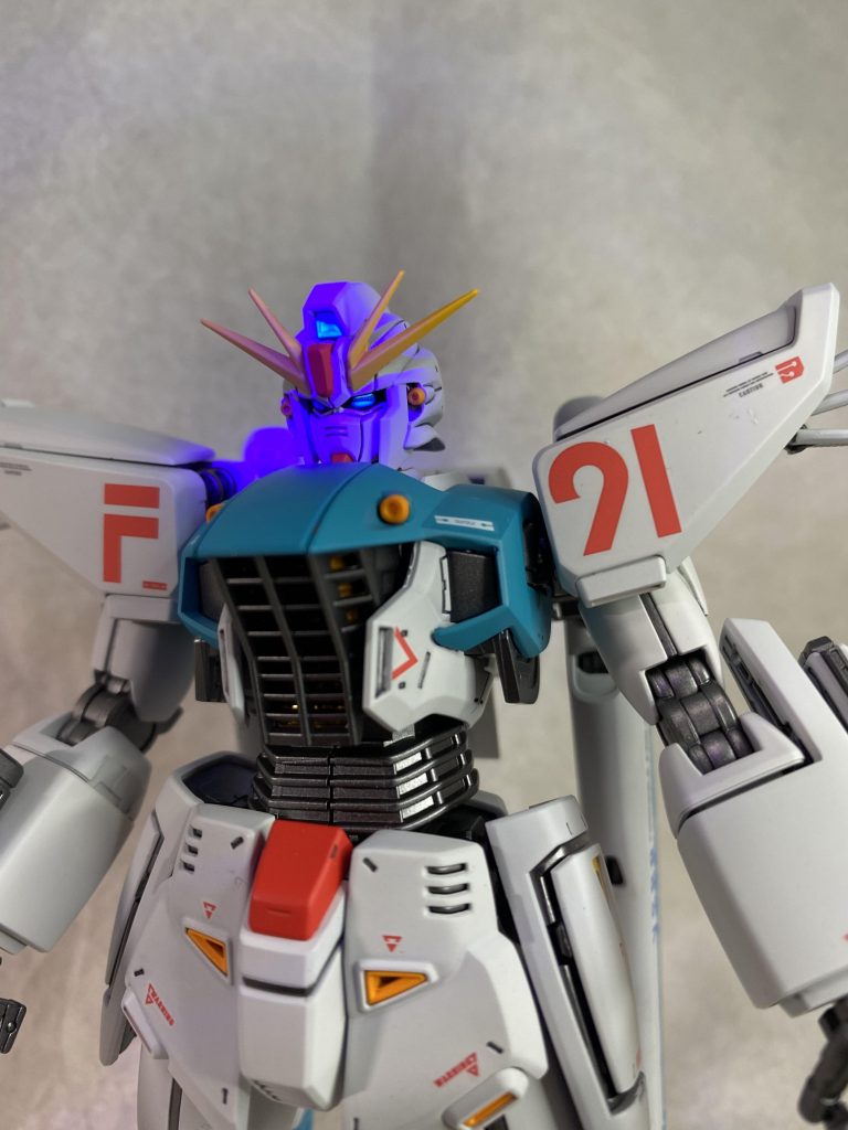 目等はブラックライトで光るようにしています。