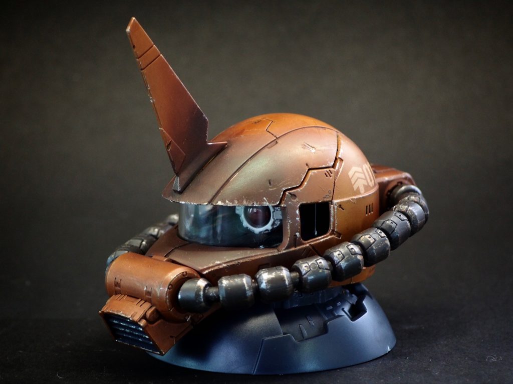 以前、エグバ機を塗装した時は、エアブラシで色の境目をぼかす感じで塗装しましたが、ウエザリング したら、色の境目がよくわからなくなり上手くいきませんでした。