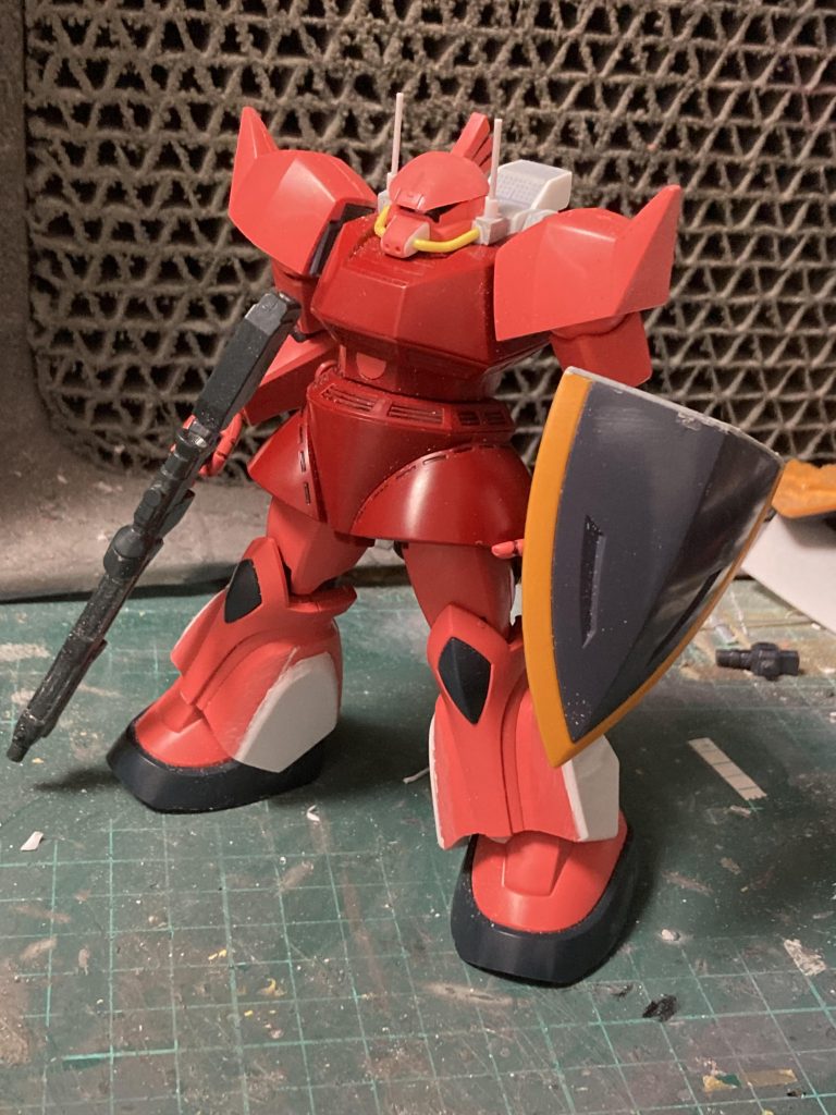 前述の通りリサイクルショップに売っていたゲルググをベースに、部分部分を切り詰めたりして作成。