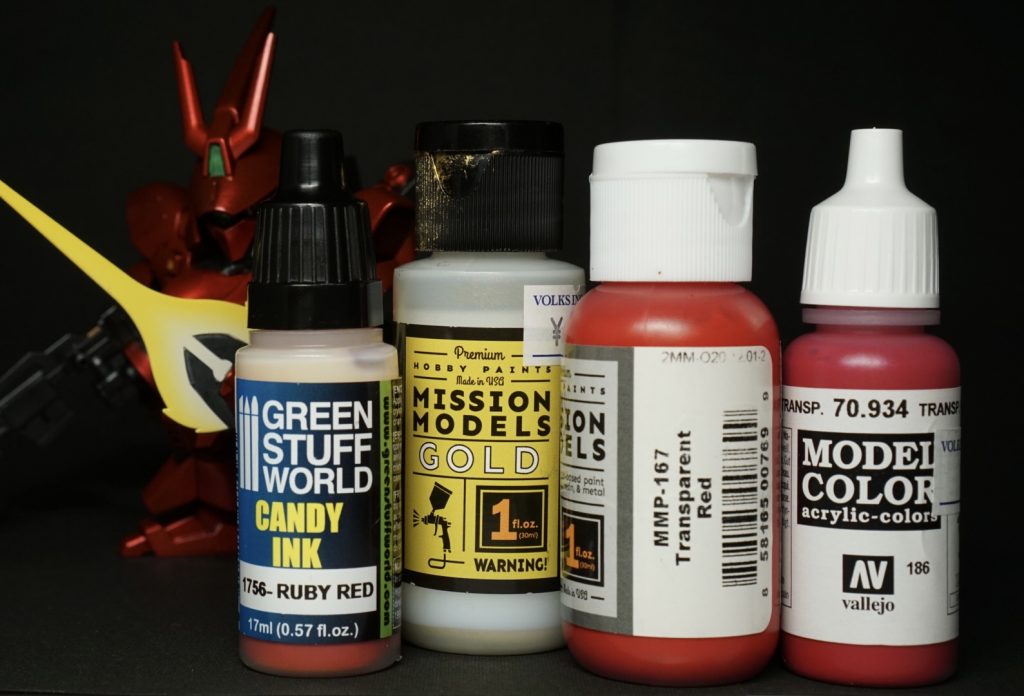 今回悩んだのが、水性アクリルのクリアレッドは「これは赤い!」と言える発色のよいものがなかなか見つかりませんでした。最終的にファレホのグロスプライマーとMMPの透明レッドを2:1ぐらいで混ぜたものを薄く吹き重ねるのが一番いい色になりました。