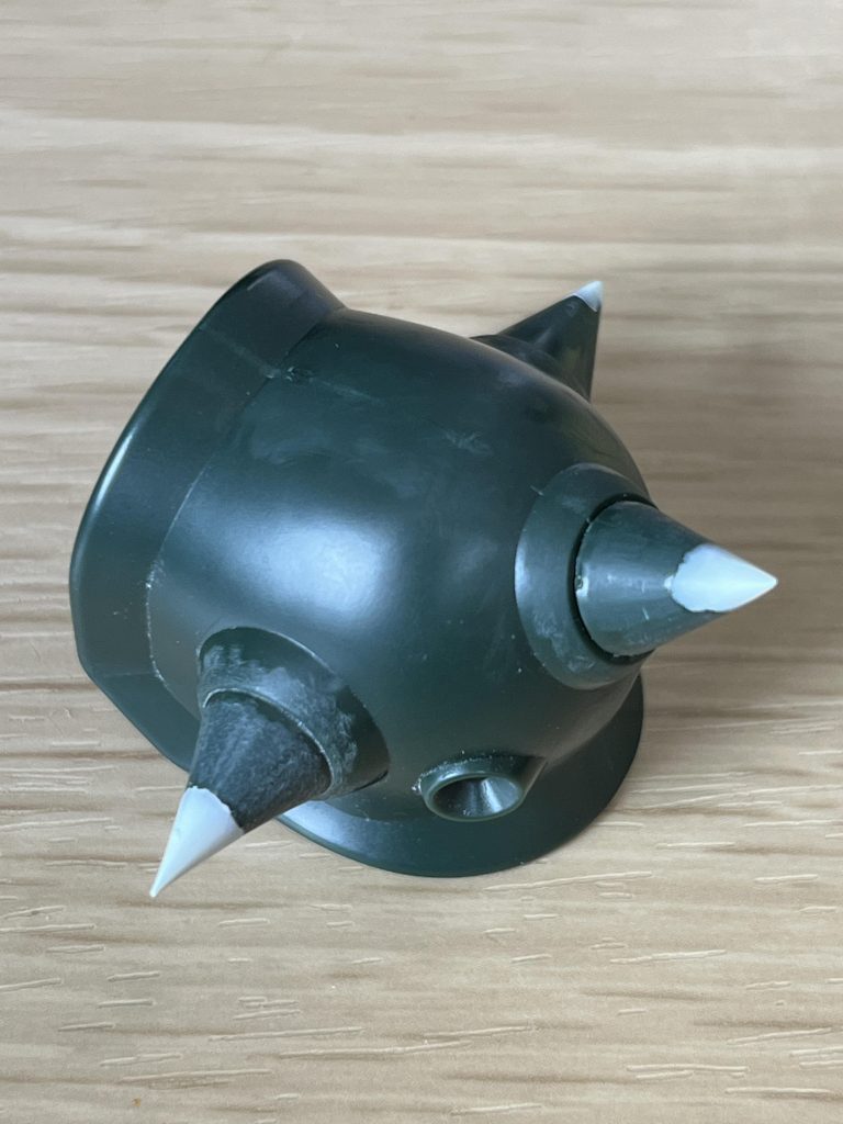 スパイクアーマーの先端は、安全性の簡単からでしょう、キットのままでは丸く鋭さに欠けていたので、パテで加工して鋭くしました。あと、接着剤＋ヤスって合わせ目を消しました。比較的合わせ目のでないキットですが、ここだけはガッツリ入りますね。