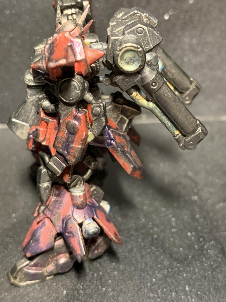 フレームや赤い部分等にメタリックを使っているので、情報量とギラギラ感があってそこは結構気に入ってます。