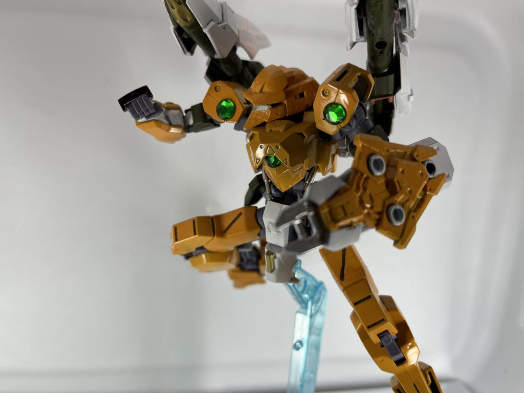 超振動拳左腕に装備している振動発生装置で相手の動きを止めて両腕でパンチ連打発生装置はキットのガントレットに30mmのシールドクローを付けてそれぽく