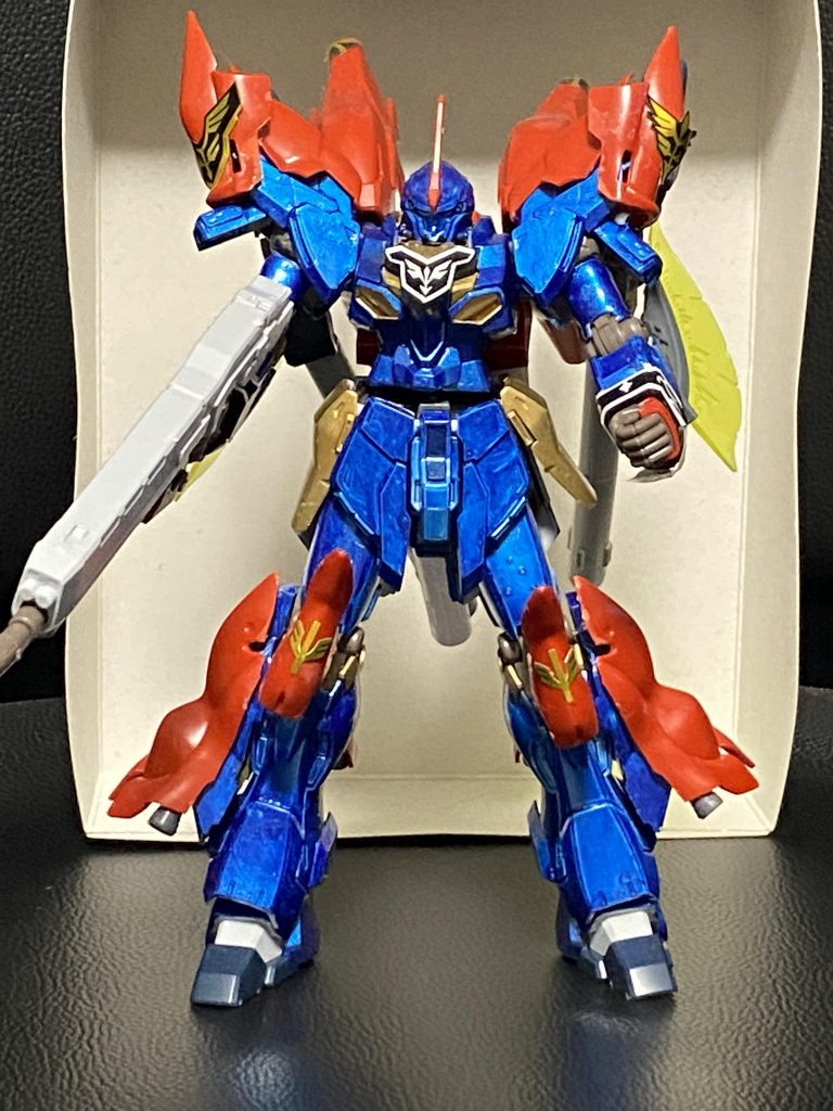 苦労したのはビームサーベルを肘に接着させるのが大変でした。