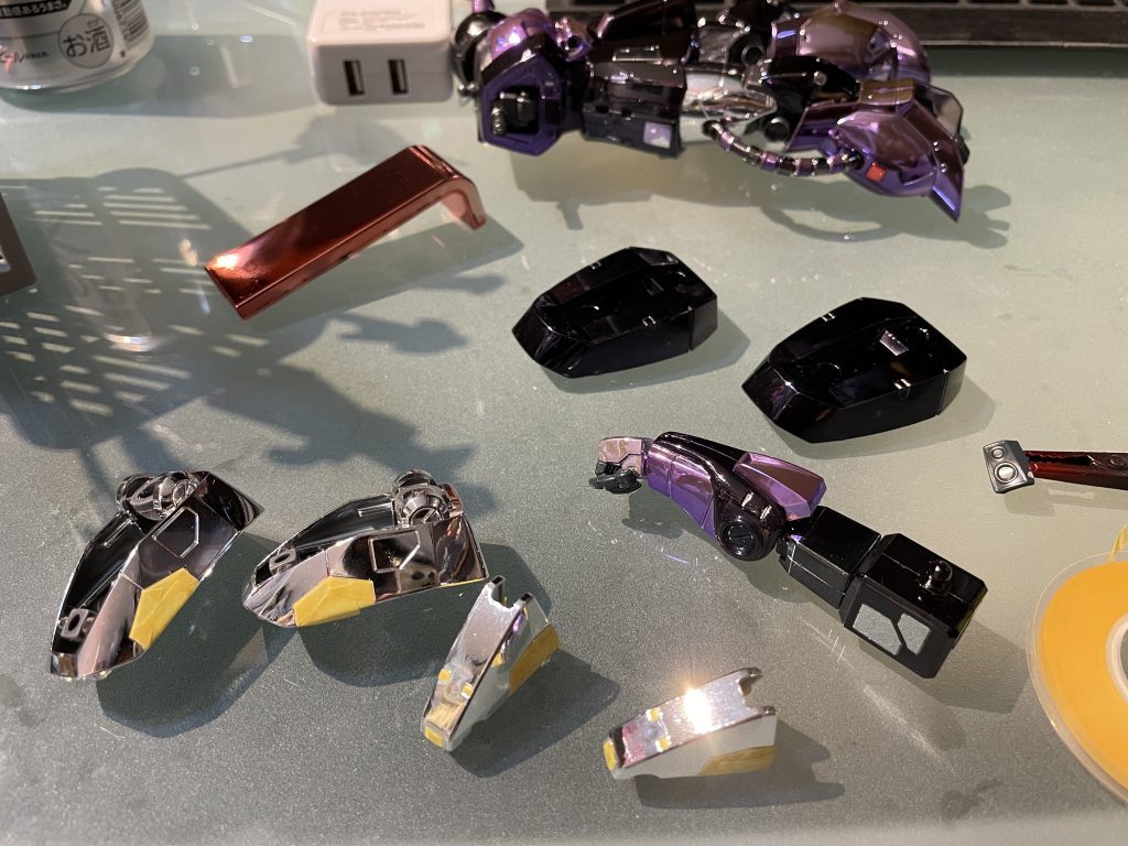 制作途中の写真はいつも撮り忘れて、、唯一あったマスキング中この時点ではまだシールドが赤のままですね、、