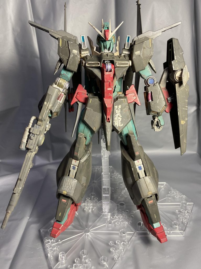 正面。元はガンダムらしくトリコロールカラーですが、トラビス・カークランド仕様らしく暗い配色に、プレバンのカークランド仕様のHG ZⅡを参考に製作してみました。