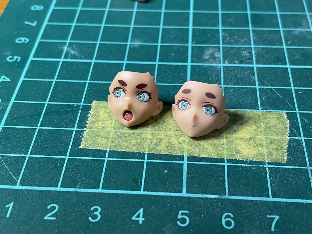 目にはUVレジンを盛ってつやっとさせました。塗装は基本的に水性ホビーカラー、一部塗り分けにエナメルのフラットブラック、フラットホワイト。肌は成型色にLGパールを半光沢クリアで吹きました。