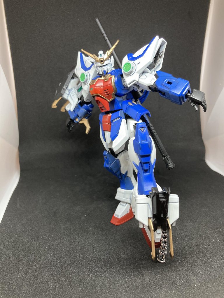 左足の甲にもドラゴンハングを装着。蹴りの際に爪を使用してダメージを与える設定。