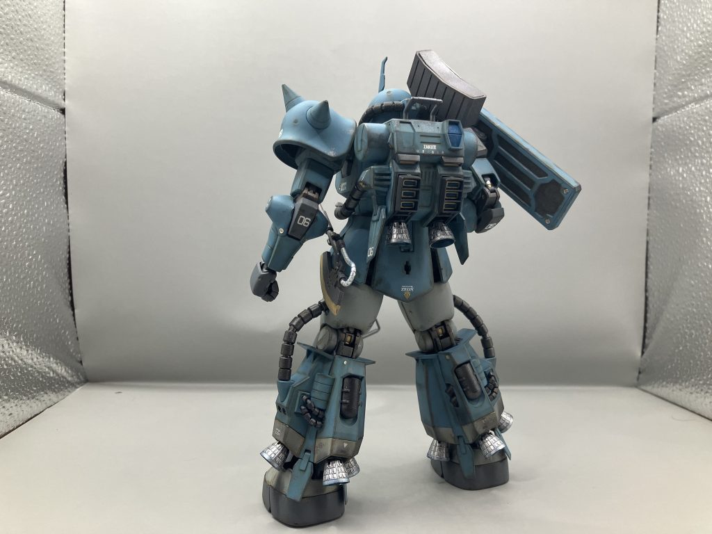 後ろ姿多くのバーニアが高機動型らしくカッコいいです！