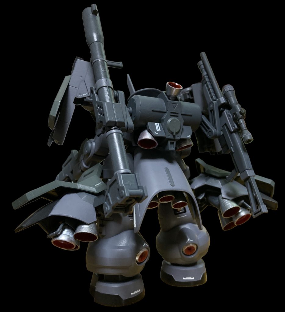 とにかくバーニアを盛りました…！！！バックパックはヤクト・ドーガの物に変更し武器を懸架できるよう少し手を加えました。懸架した武器は長めだと映えそうだなと思ったのでバズーカとショットガンを選びました。脚のブースターは肩パーツをそのまま流用して作成。リアアーマーはMGサザビーのサイドアーマーを使用。内側に元パーツのジョイントをかましているので可動します。