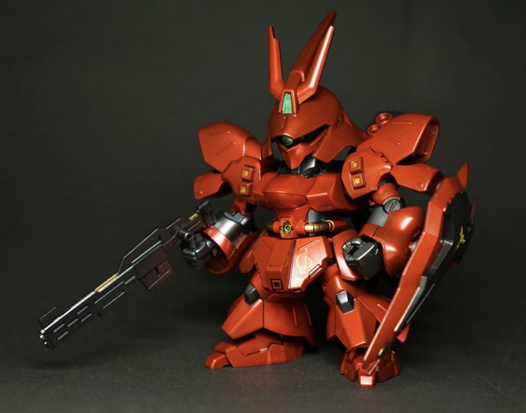 メインカラーのレッドはファレホプライマー光沢ブラック+MMPゴールド+MMP透明レッド、ブラック部分はファレホメカカラーガンメタル、カメラはメカカラーメタリックグリーンで塗装。基本的にはマスキングによるエアブラシでの塗り分けです。