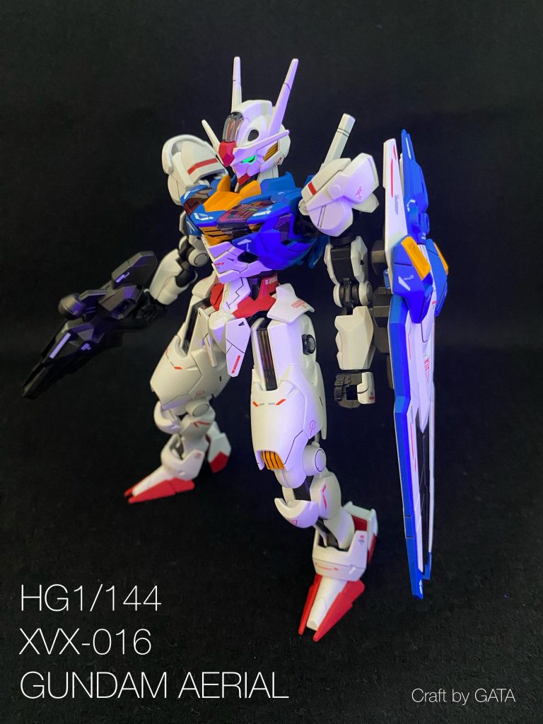 まずは素立ち。なかなかスタイリッシュかつこれからのアニメのストーリー展開で色々化けそうな良い意味でシンプルな機体ですね〜。丸過ぎず刺々しくなくどこか女性的なフォルムにも思えます。(※今回初めて目を蛍光塗料で塗装してみたのでやたらと「ビコーン」させてますがご容赦ください←)