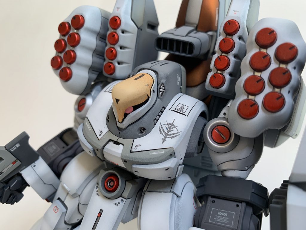 ミサイルはせっせと塗り分け。胸部分もディテールアップ。