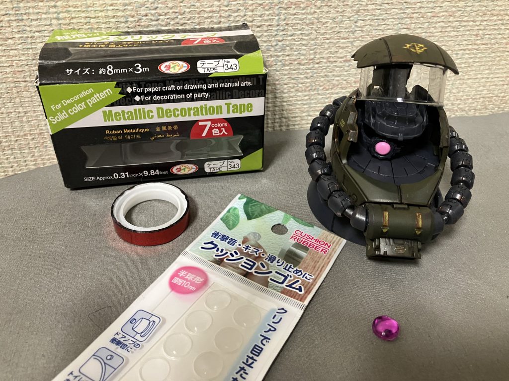 モノアイのみ、100均アイテムを使ってお手軽ディテールアップしています。クッションゴム＝百円メタリックテープ＝百円