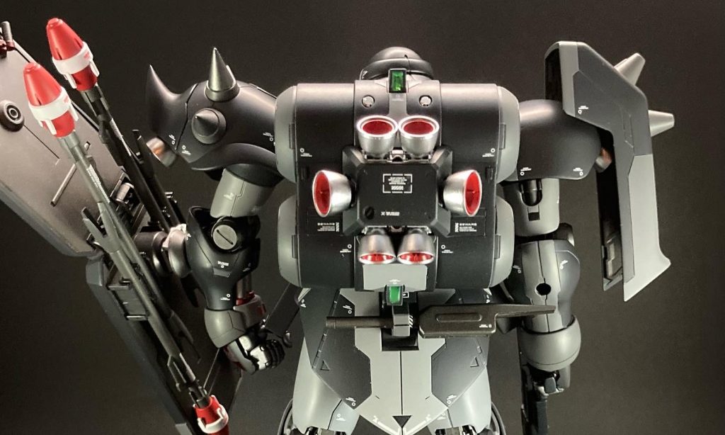 各所にスジボリの追加、センサー部分には100均のメッキシールを貼りUVレジンにてコーティングしました。